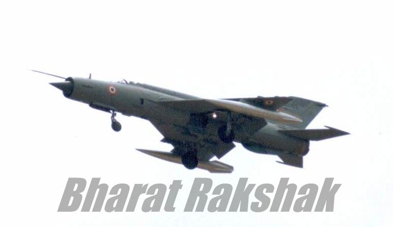 MiG-21bis coming in to land at Bangalore.