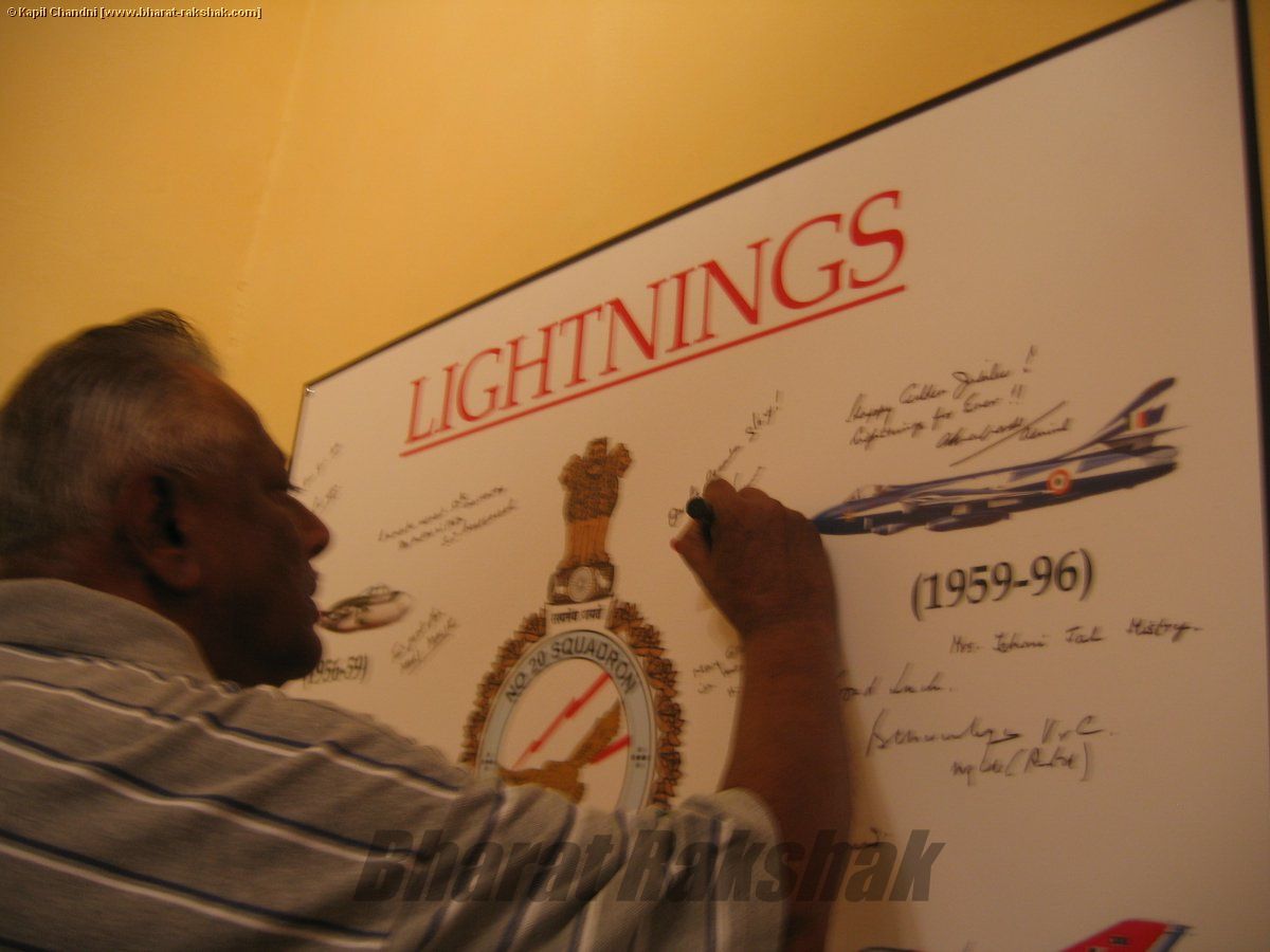 AVM Parker signs the Lightnings Board