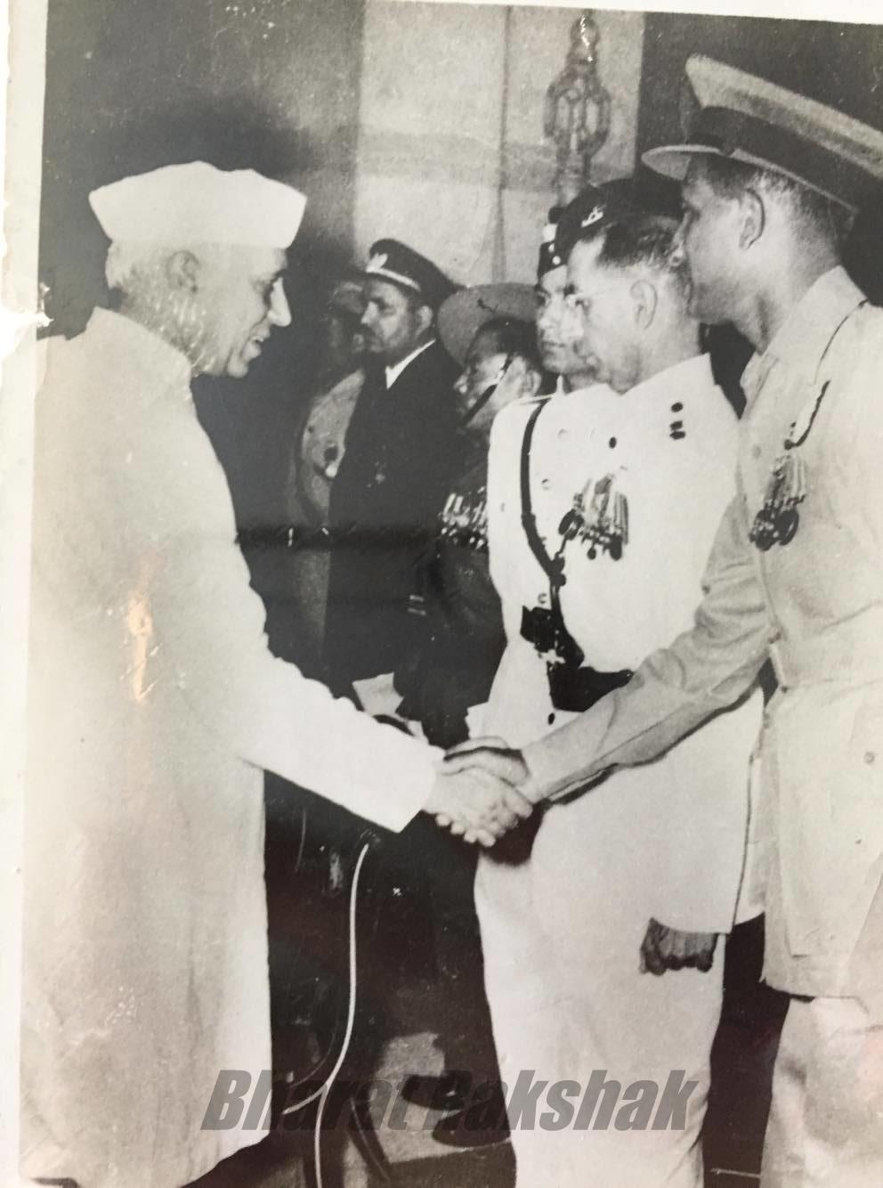 Pandit Nehru congratulating Warrant Officer Paddington.