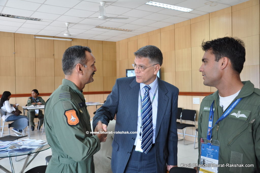 Air Marshal Mike McMahon with Wg Cdr Ashu Srivastav of 31 Sqn